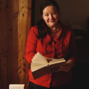 Alena Anežka Gajdušková listuje ve své kuchařce Domácnosti našich babiček II.