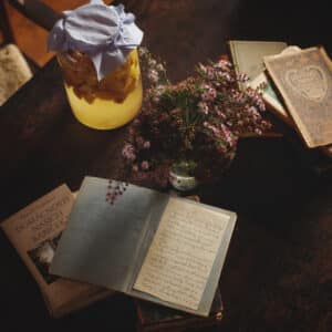 Stůl s kuchařkou Domácnosti našich babiček, starými recepty od babičky a produkty z kuchařky