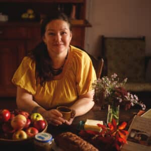 Alena Anežka Gajdušková za stolem se svými výrobky