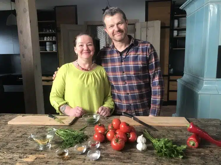 Alena Anežka Gajdušková s Petrem Pěknicem, natáčení pořadu Co naše babičky uměly a na co my jsme zapomněli