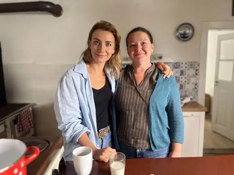 Alena Anežka Gajdušková s Terezou Hátleovou, natáčení pořadu Co naše babičky uměly a na co my jsme zapomněli