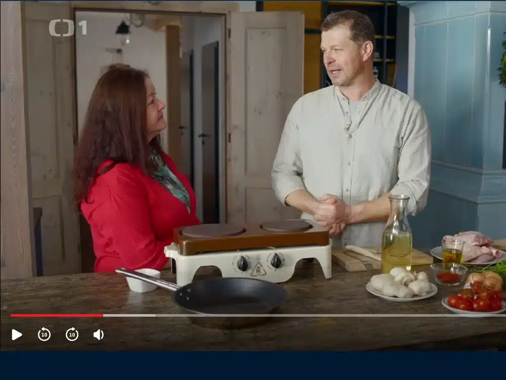 Alena Anežka Gajdušková s Petrem Pěknicem na Ořechovém dvoře, natáčení pořadu Co naše babičky uměly a na co my jsme zapomněli