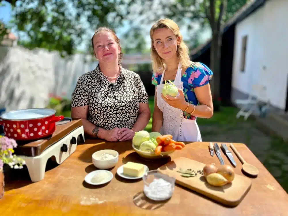 Alena Anežka Gajdušková s Terezou Hátleovou ve Lhotě, natáčení pořadu Co naše babičky uměly a na co my jsme zapomněli