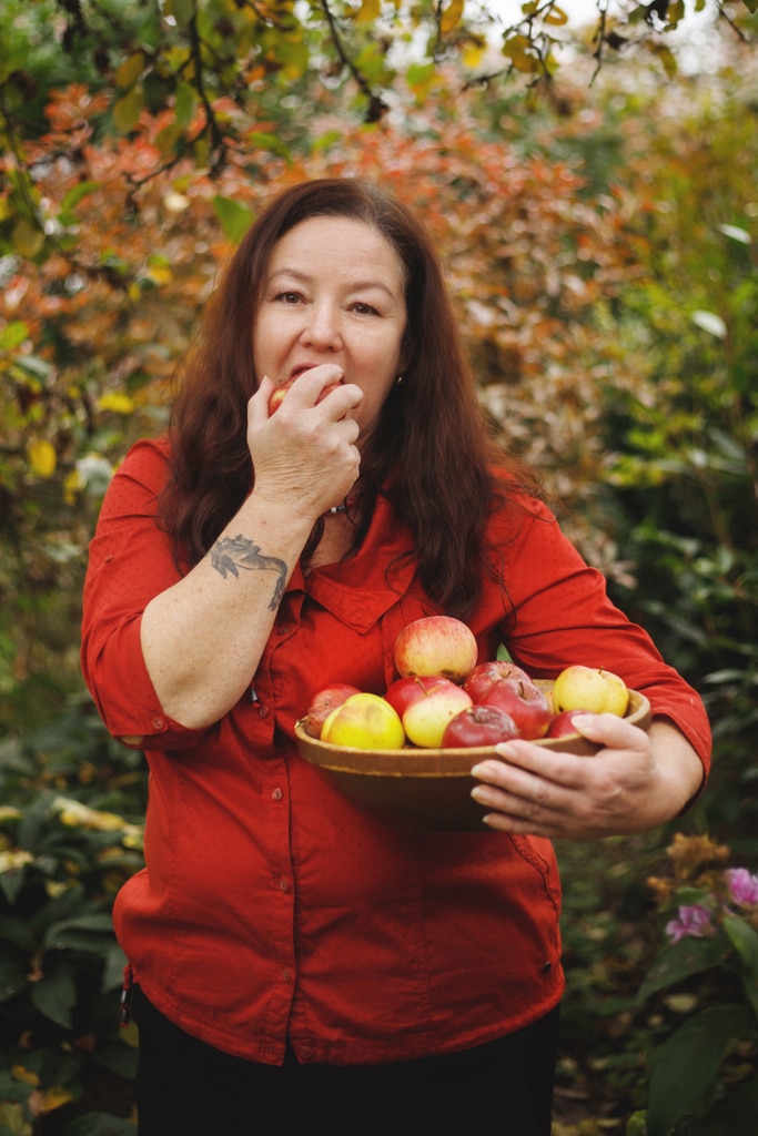 Alena Anežka Gajdušková s talířem jablek
