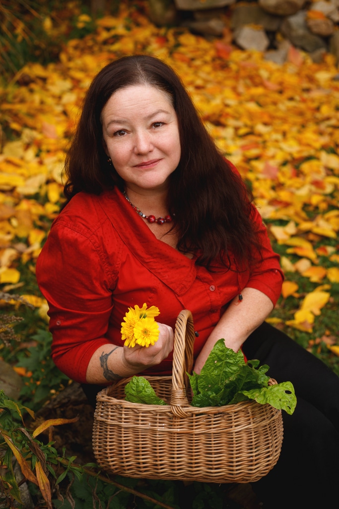 Alena Anežka Gajdušková s košíkem bylinek