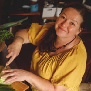 Alena Anežka Gajdušková krájí zelí