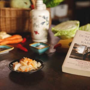 Stůl s kuchařkou Domácnosti našich babiček II a surovinami na recept z kuchařky