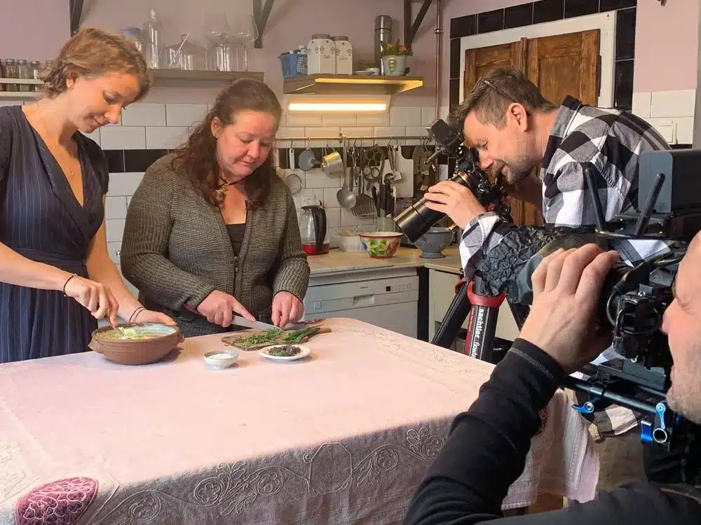 Alena Anežka Gajdušková doma v kuchyni, natáčení pořadu Co naše babičky uměly a na co my jsme zapomněli