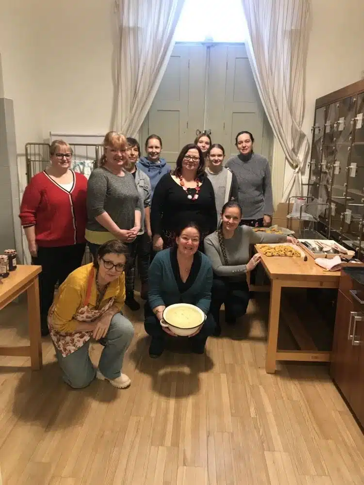 Hromadné foto účastníků, kurz Tradiční pečivo, Alena Anežka Gajdušková, Musaion 2024